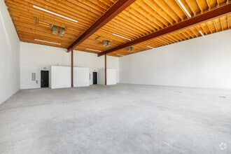 5933 Vineland Ave, North Hollywood, CA for lease Building Photo- Image 2 of 3