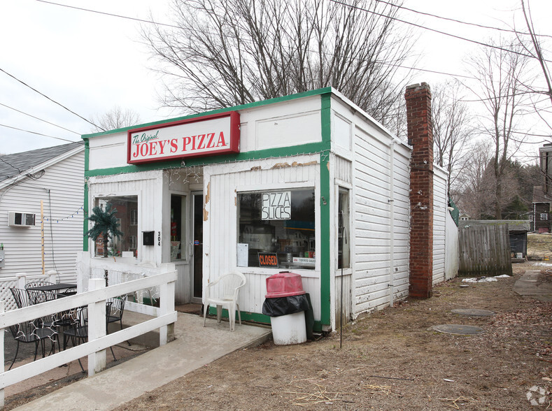 302 Hazard Ave, Enfield, CT for sale - Primary Photo - Image 1 of 1