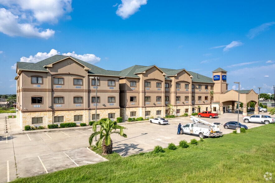 308 Park Heights Dr, Cuero, TX for sale - Primary Photo - Image 1 of 1