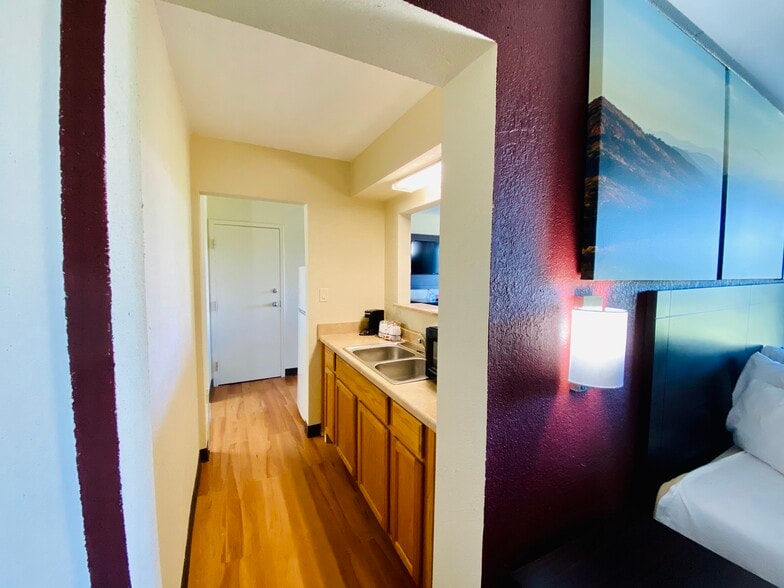 484 Moody Dr, Maysville, KY for sale - Interior Photo - Image 2 of 15