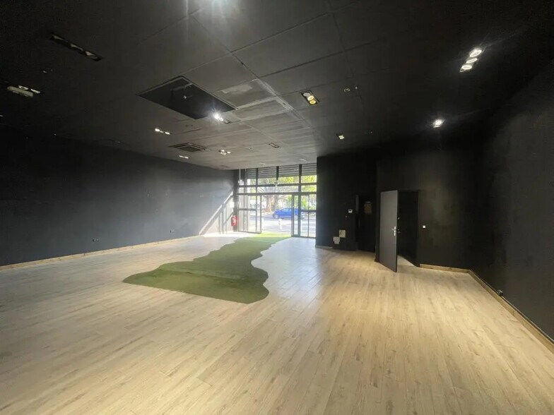 Retail in Mandelieu-la-Napoule for lease - Interior Photo - Image 1 of 7