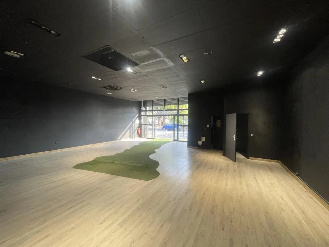 Retail in Mandelieu-la-Napoule for lease Interior Photo- Image 1 of 8