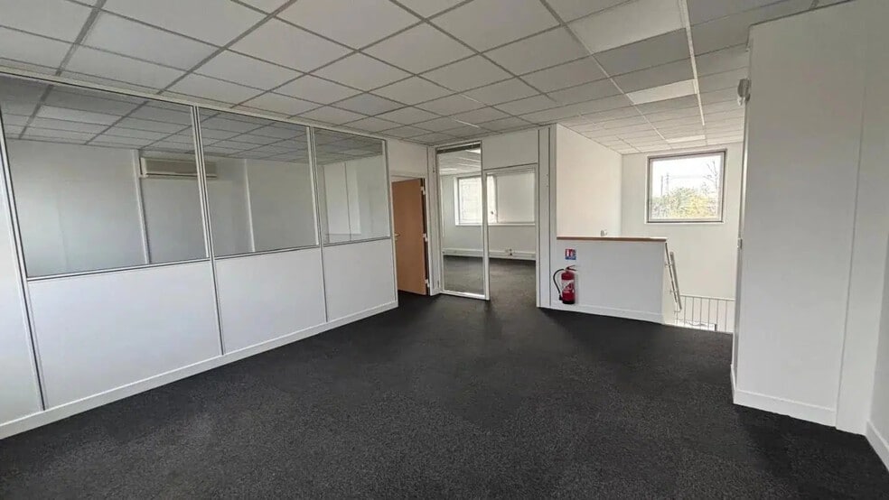 16 Rue Panicale, La Verrière for lease - Building Photo - Image 2 of 6