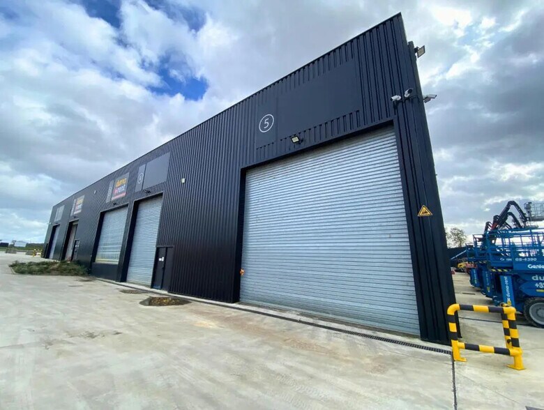 Flex in Compiègne for lease - Building Photo - Image 2 of 7