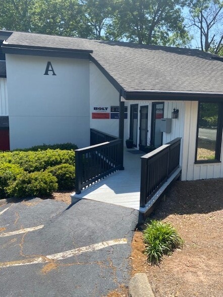870 Wade Hampton Blvd, Greenville, SC for lease - Building Photo - Image 3 of 3