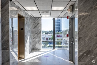 2161 E Commercial Blvd, Fort Lauderdale, FL for lease Interior Photo- Image 1 of 6