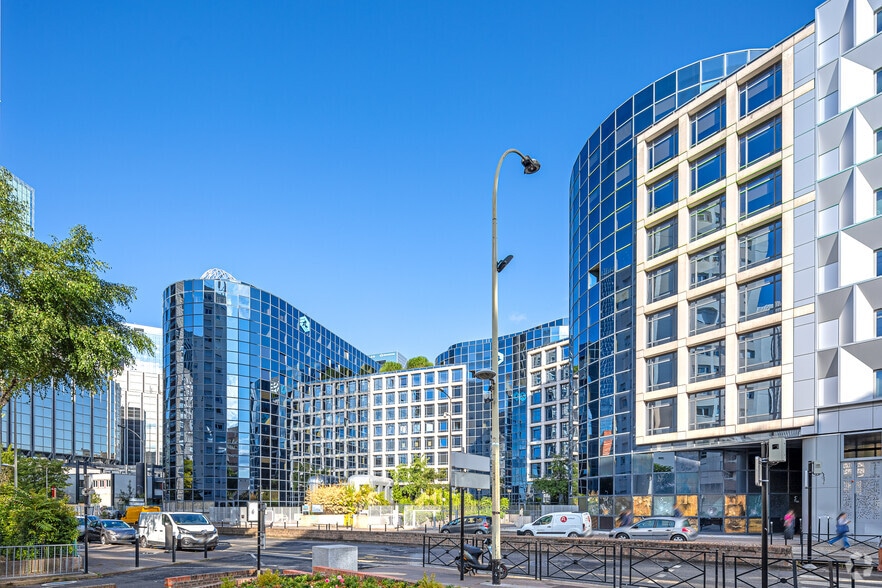 47 Rue Louis Blanc, Courbevoie for lease - Building Photo - Image 1 of 14