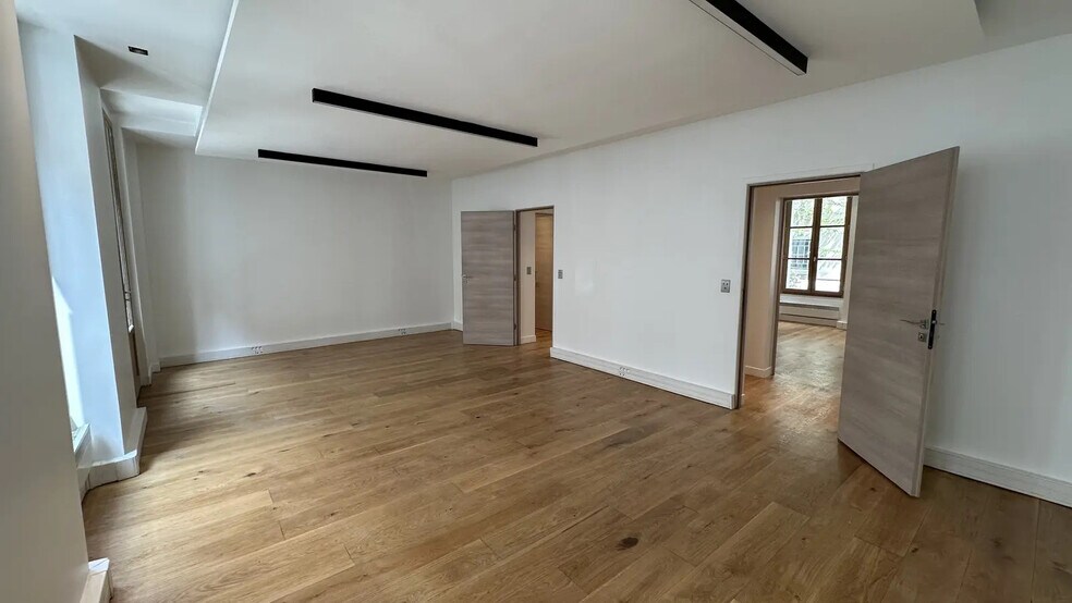 Office in Paris for lease - Interior Photo - Image 2 of 8