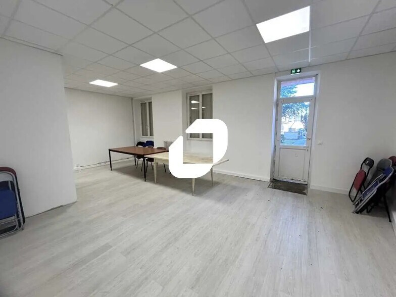 Office in Argenteuil for lease - Interior Photo - Image 1 of 9
