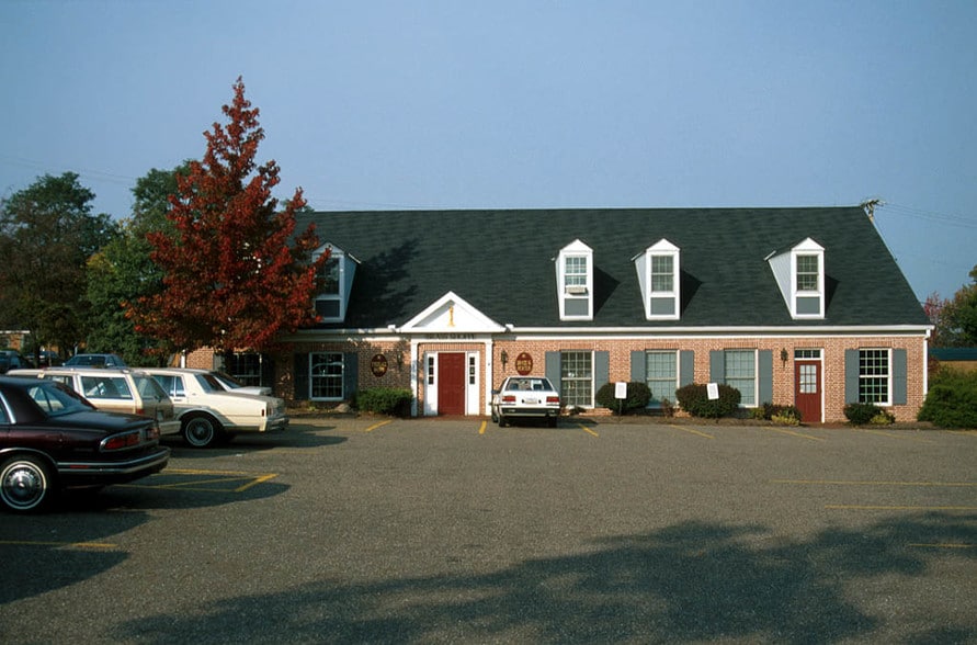 512 E Washington St, Chagrin Falls, OH for lease - Building Photo - Image 1 of 10