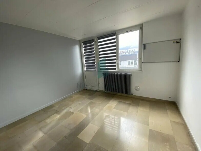 Flex in Cergy for lease - Building Photo - Image 3 of 10