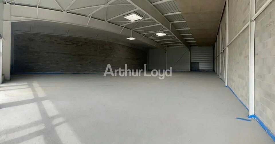 Retail in Champigny for lease - Interior Photo - Image 1 of 2