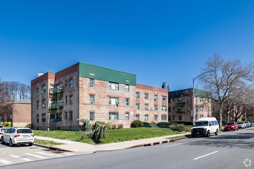 21805 Hillside Ave, Queens Village, NY for sale - Primary Photo - Image 1 of 1