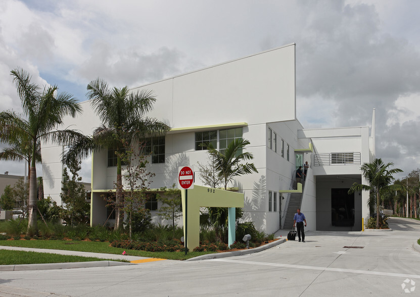 952 Jupiter Park Ln, Jupiter, FL for lease - Building Photo - Image 3 of 12