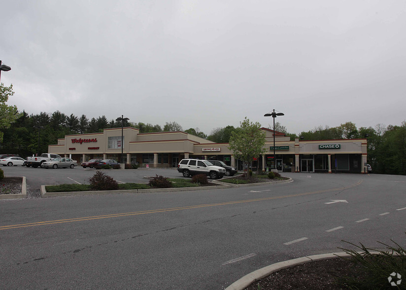 702-706 Freedom Plains Rd, Poughkeepsie, NY for lease - Primary Photo - Image 1 of 6