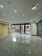Retail in Levallois-Perret for lease Interior Photo- Image 1 of 2