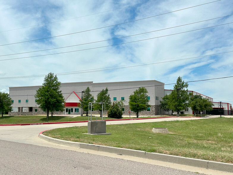 6602 Newcastle Rd, Oklahoma City, OK for lease - Building Photo - Image 1 of 7