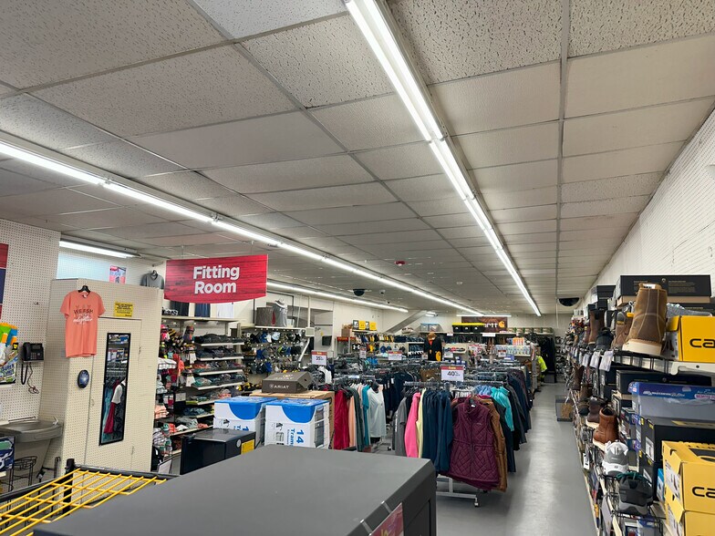 232 E 1st St, Monticello, IA for sale - Interior Photo - Image 3 of 7