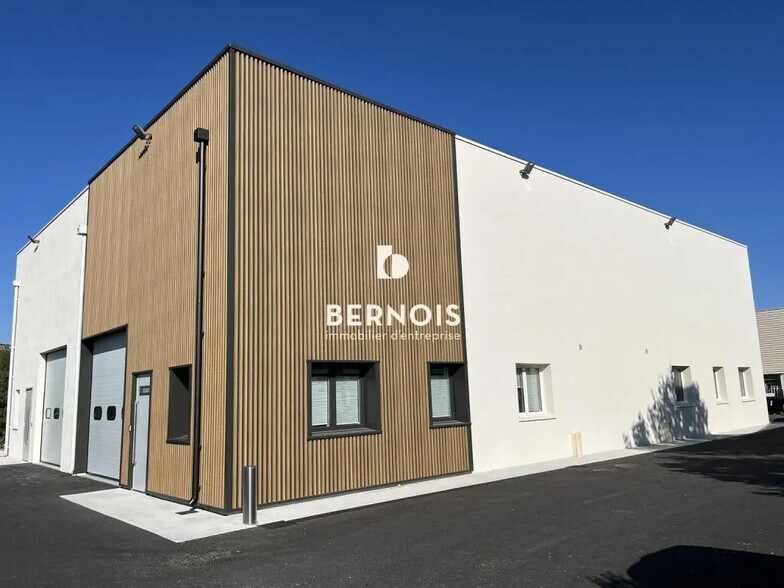 Industrial in Six-Fours-les-Plages for lease - Building Photo - Image 1 of 12