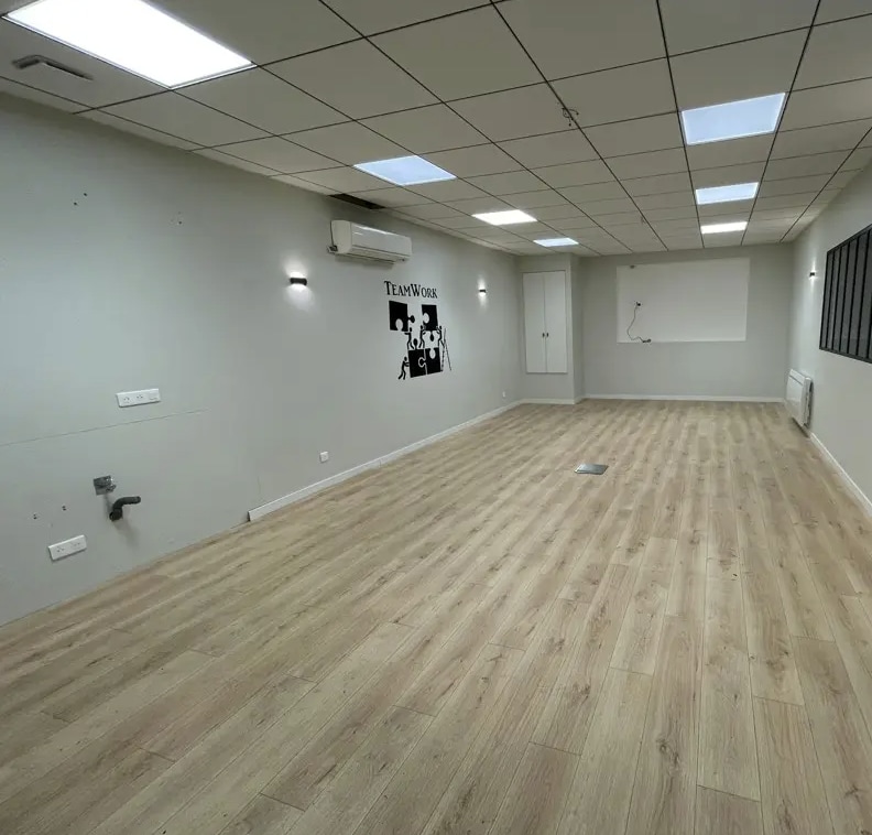 4 Rue De La Gilliere, NORROY-LE-VENEUR for lease Interior Photo- Image 1 of 6