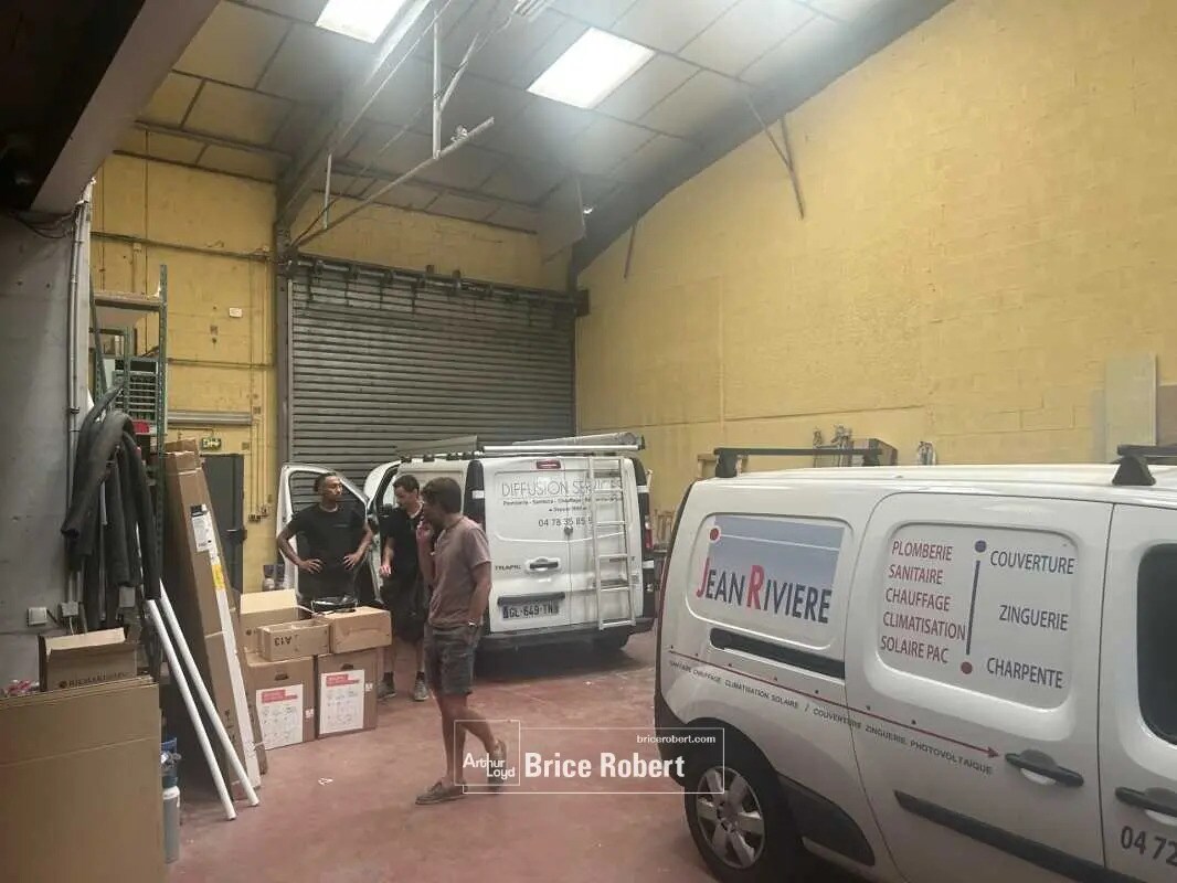 Office in Vaulx-en-Velin for lease Building Photo- Image 1 of 3