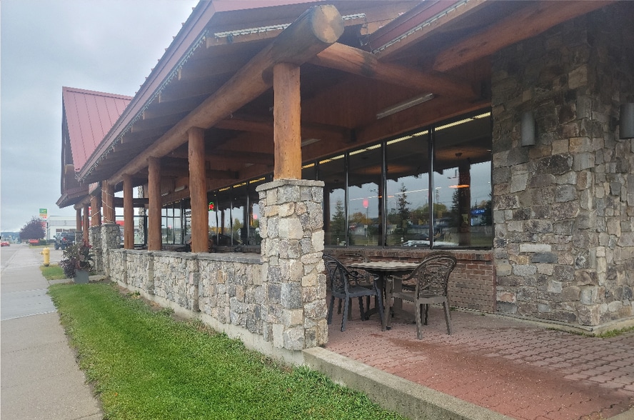 414 Carmichael Ln, Hinton, AB for sale - Primary Photo - Image 1 of 1