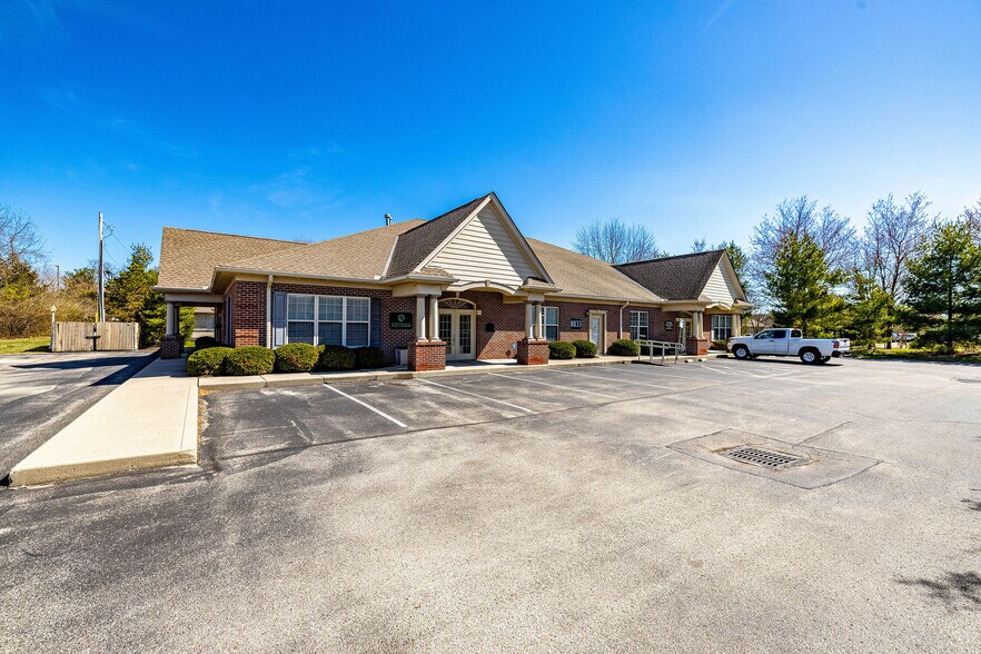 8833 Chapel Square Dr, Cincinnati, OH for sale - Primary Photo - Image 1 of 1