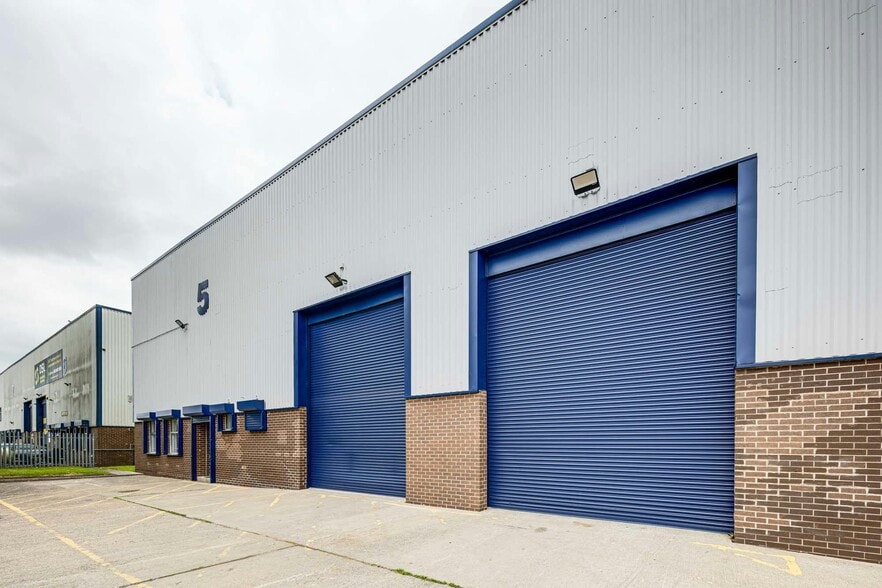 Parkway Trading Estate, Longbridge Rd, Manchester for lease - Building Photo - Image 3 of 14