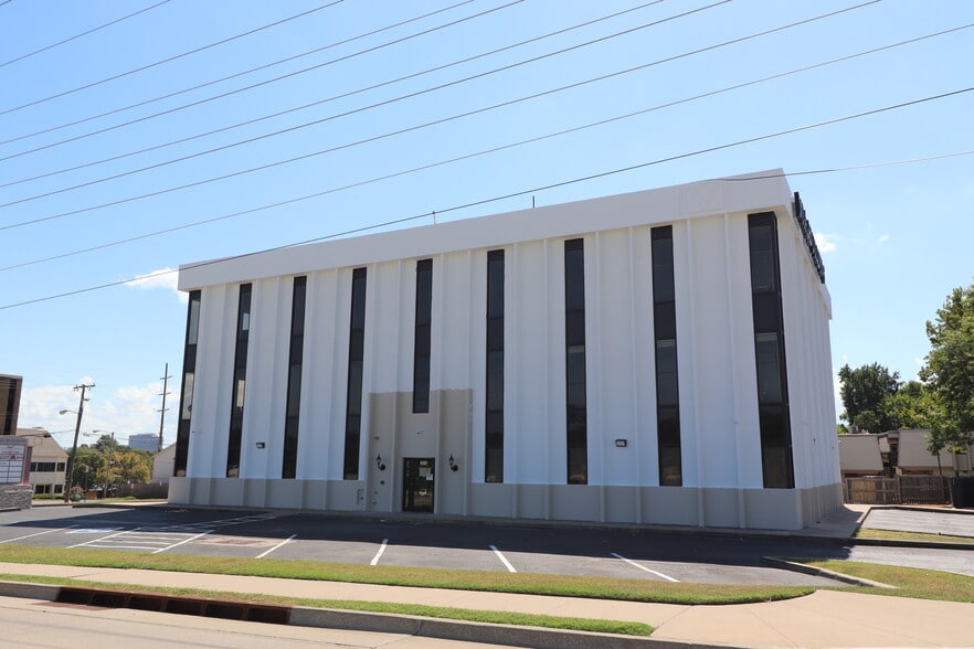 2816 E 51st St, Tulsa, OK for lease - Building Photo - Image 3 of 6