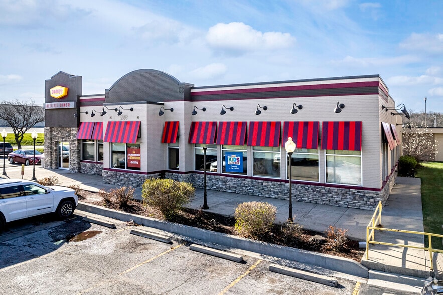 9001 Shawnee Mission Pky, Merriam, KS for lease - Building Photo - Image 3 of 6