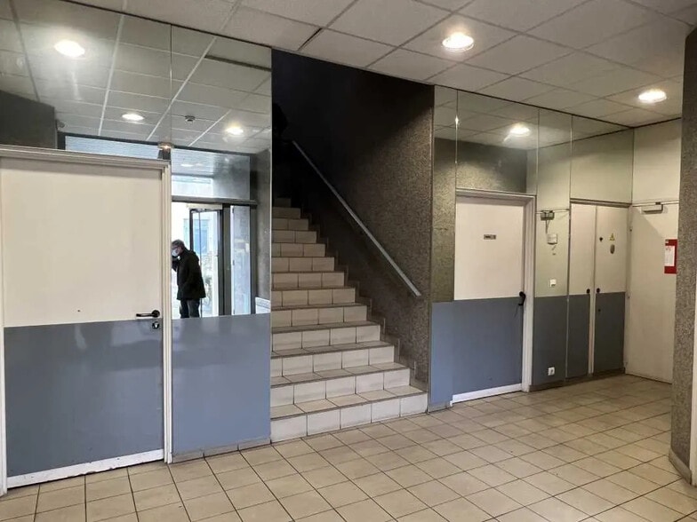 Flex in Chilly-Mazarin for sale - Lobby - Image 2 of 7