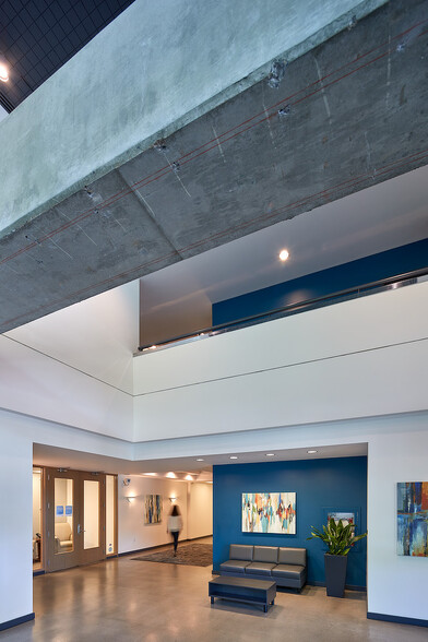 2825 Eastlake Ave E, Seattle, WA for lease - Lobby - Image 3 of 13