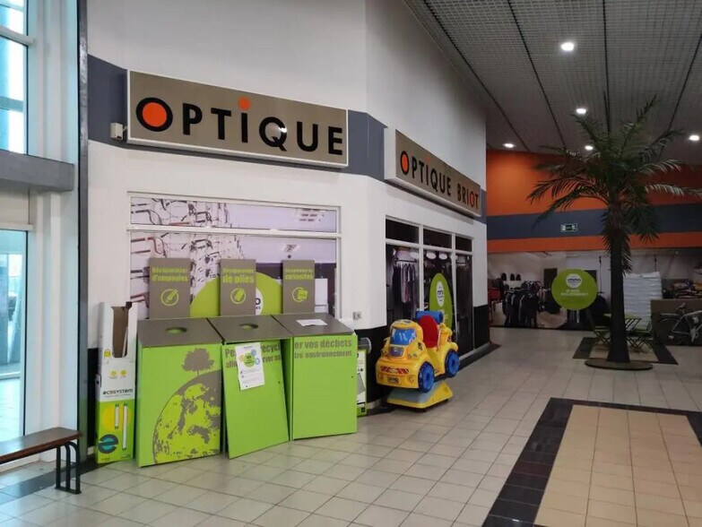 Retail in Pleine-Fougères for lease - Interior Photo - Image 3 of 3