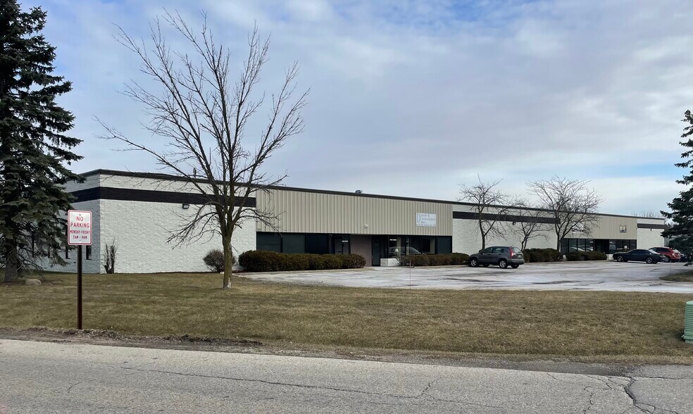 W184S8372 Challenger Dr, Muskego, WI for sale - Building Photo - Image 1 of 1