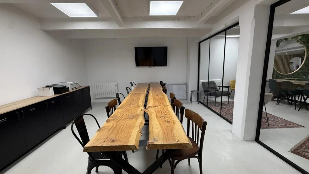 Retail in Vannes for lease - Building Photo - Image 3 of 8