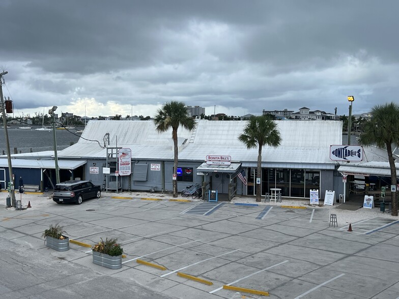 702 Fishermans Wharf, Fort Myers Beach, FL for sale - Primary Photo - Image 1 of 1