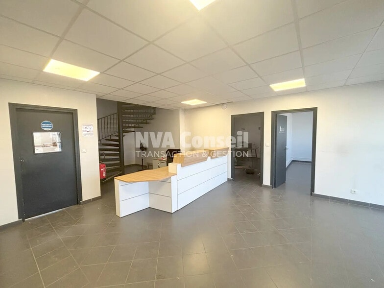 15 Rue D'Anjou, SAINT-OUEN-L'AUMONE for lease - Interior Photo - Image 3 of 9