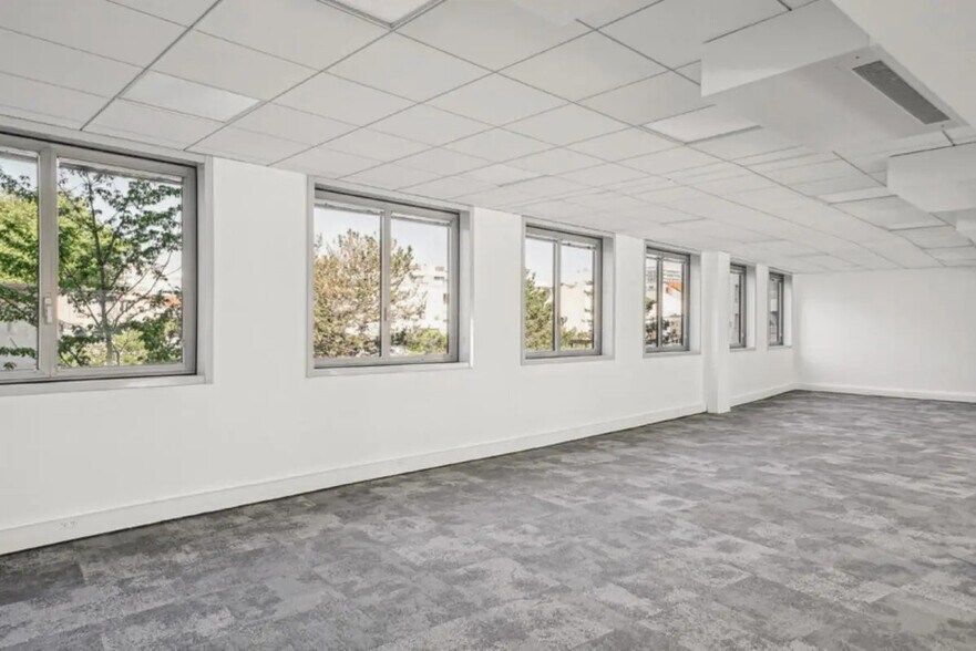 Office in Lyon for lease - Building Photo - Image 3 of 9