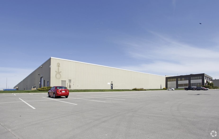 100 Alfred Kuehne Blvd, Brampton, ON for lease - Building Photo - Image 2 of 11