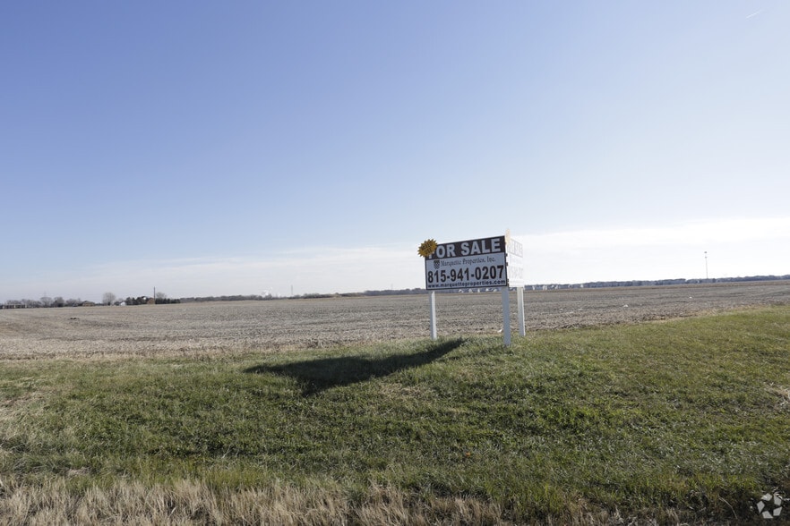 McEvilly, Minooka, IL for sale - Primary Photo - Image 1 of 7