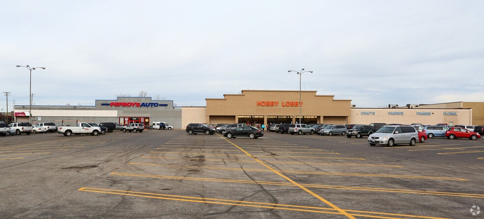 818-900 E Rollins Rd, Round Lake, IL for lease - Building Photo - Image 3 of 7