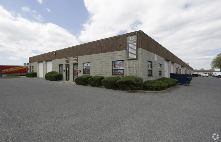 70 Corbin Ave, Bay Shore, NY for lease - Primary Photo - Image 1 of 4