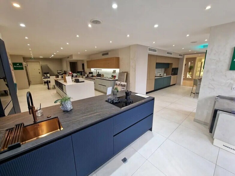 Retail in Saint-Laurent-du-Var for lease - Interior Photo - Image 2 of 5