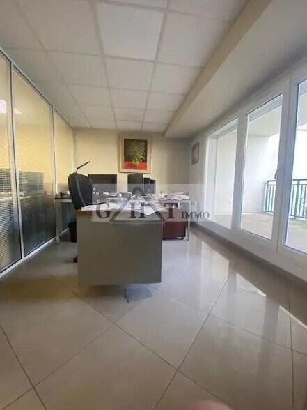 Retail in Alfortville for lease - Interior Photo - Image 2 of 4