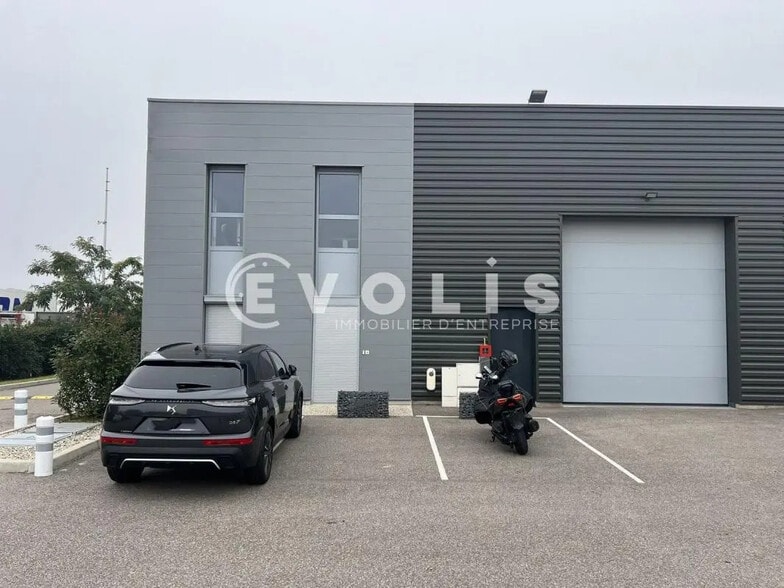 Office in Genas for lease - Building Photo - Image 1 of 14