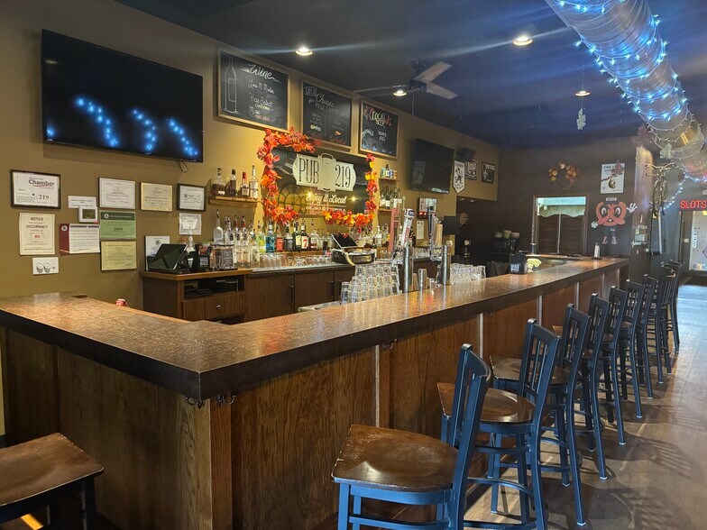 219 E Stephenson St, Freeport, IL 61032 Pub 219