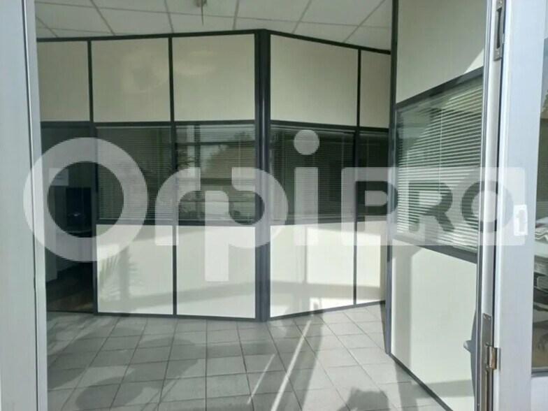 Office in Limoges for lease - Building Photo - Image 2 of 12