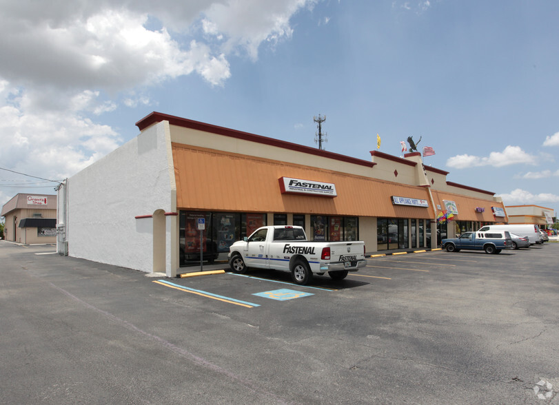 954 NE Pine Island Rd, Cape Coral, FL for lease - Primary Photo - Image 1 of 2