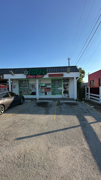 1906-1910 Southmore Ave, Pasadena, TX for lease - Building Photo - Image 1 of 6