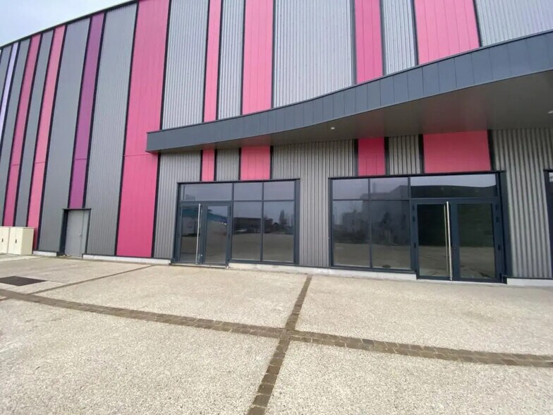 Retail in Dreux for lease - Building Photo - Image 3 of 8